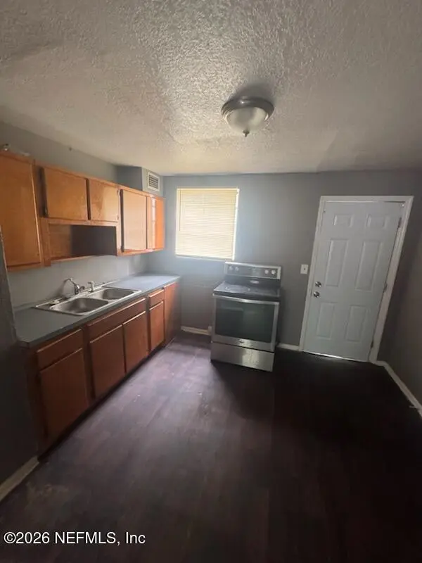 1658 W 10 St
