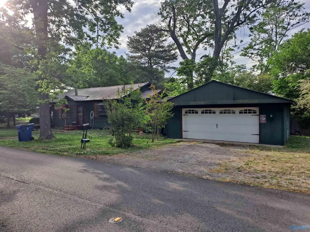 901 Snowden Dr