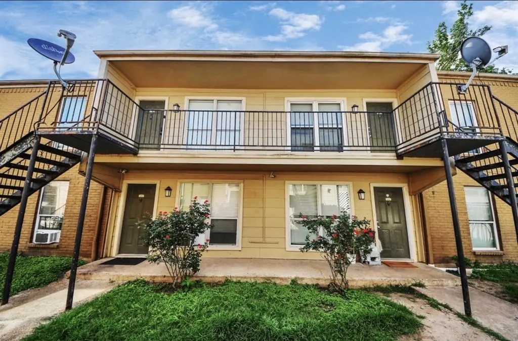 8100 Creekbend Dr #104