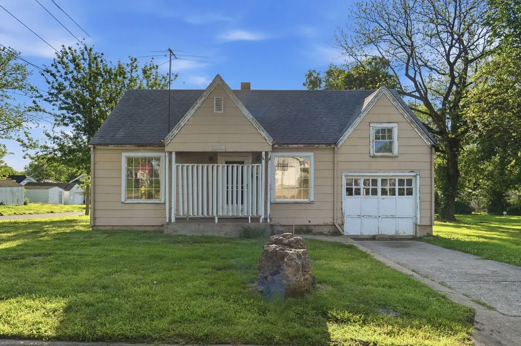 2303 N Farmer Ave