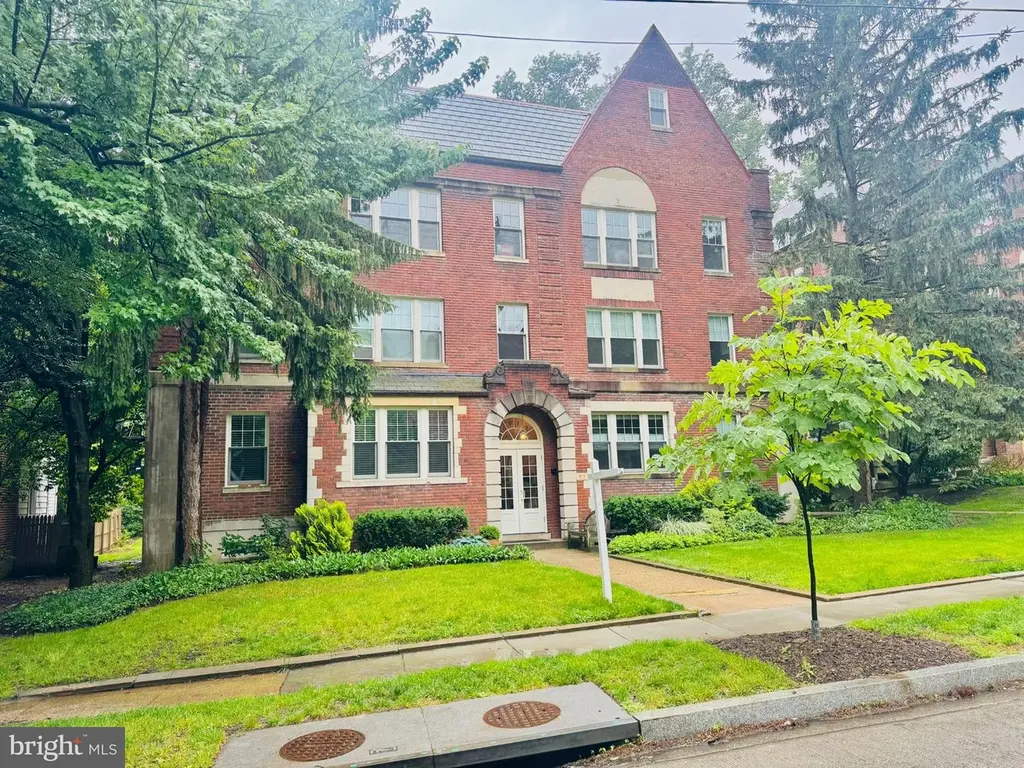 3018 Porter St NW #201