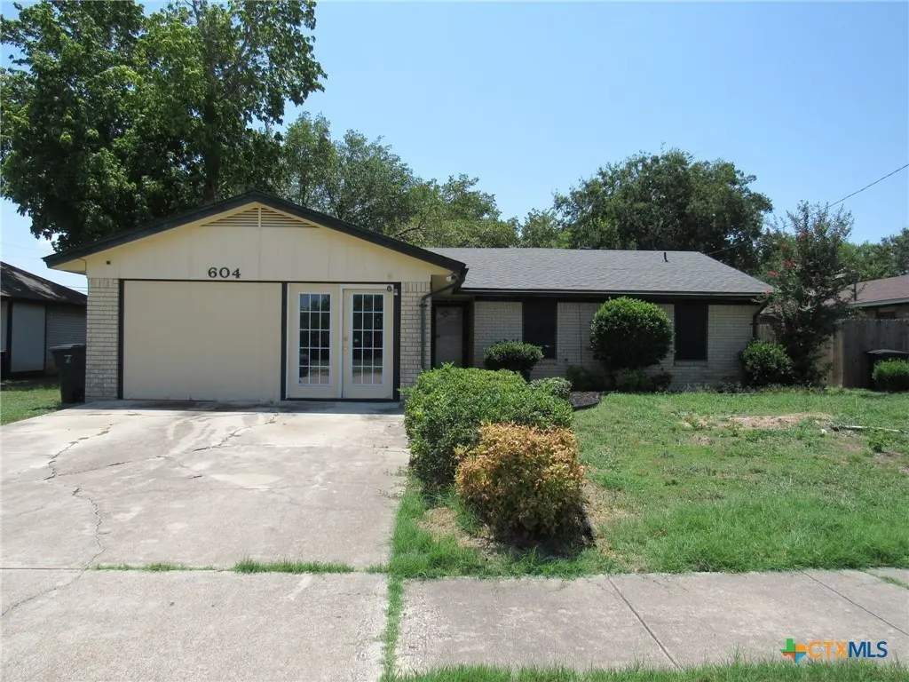 604 Colonial Ln