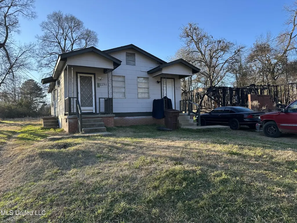 2221 Woodlawn #23