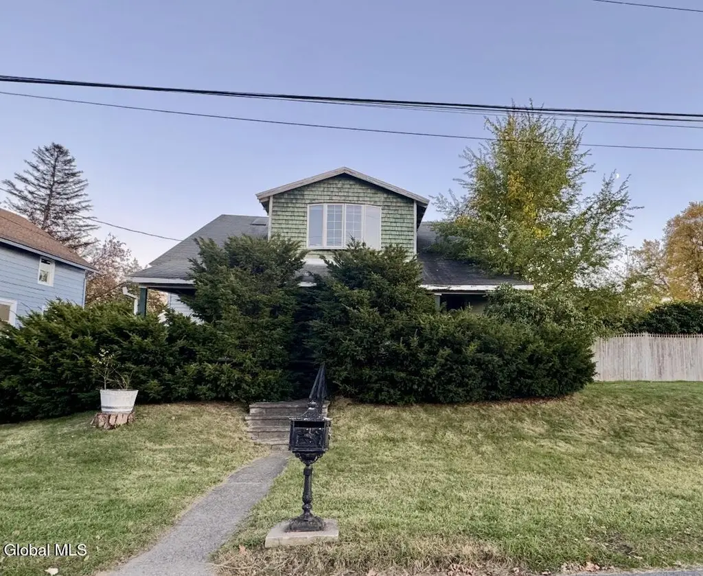 28 Fullerton Ave