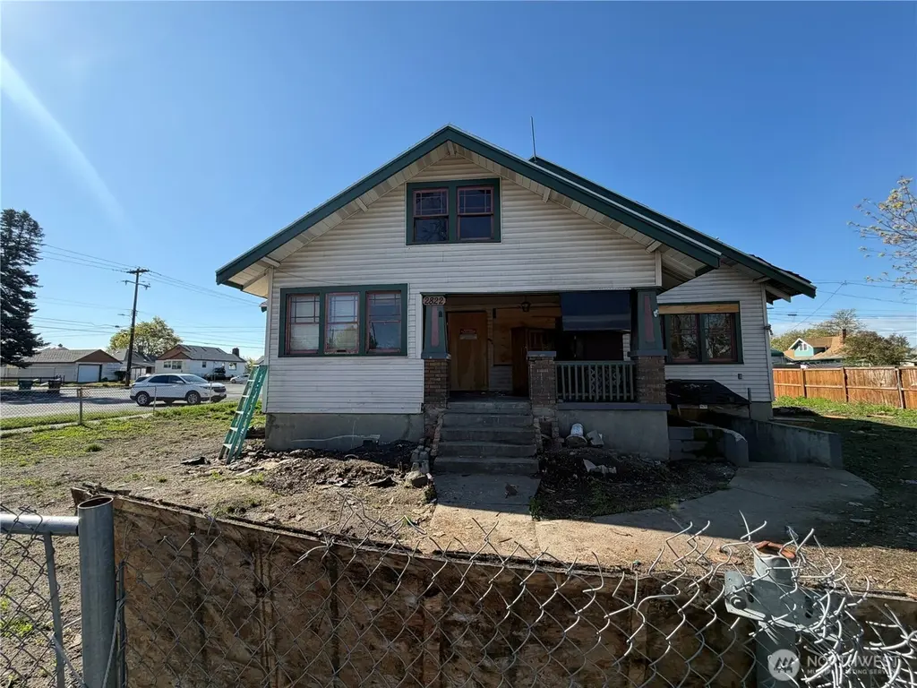 2822 E WELLESLEY Ave