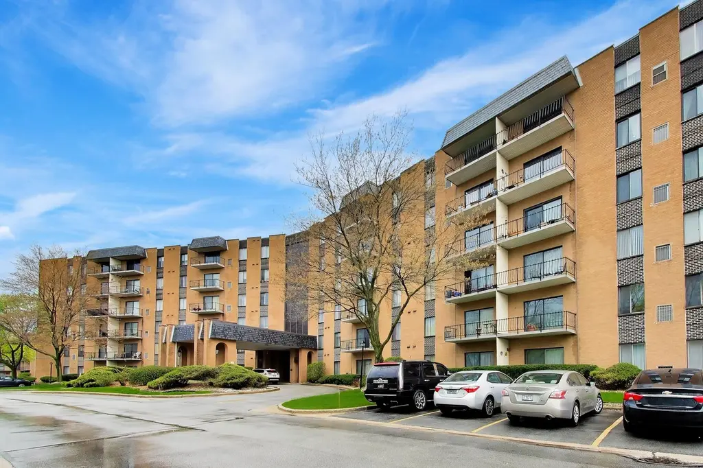 700 N Bruce Ln #312
