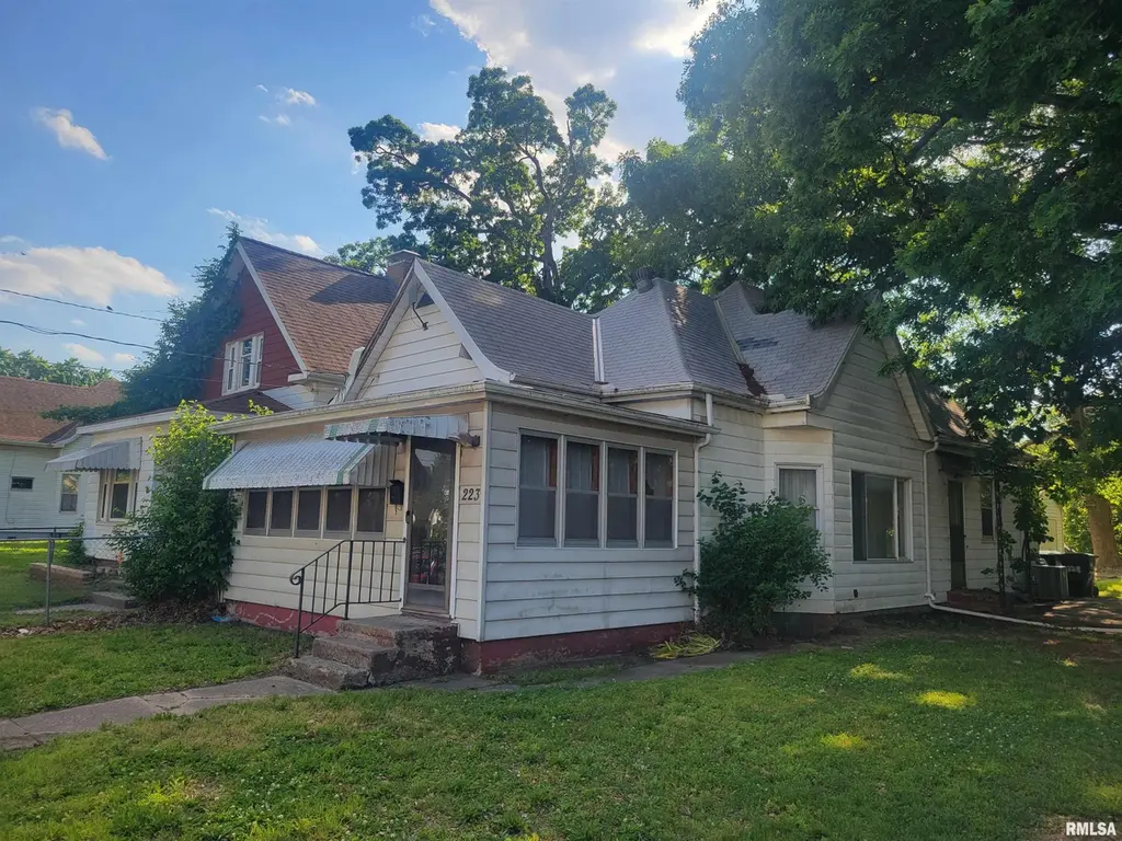 223 NE Rock Island Ave