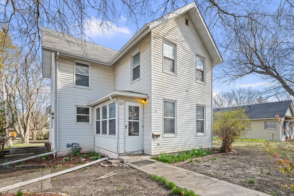 402 E Pleasant St