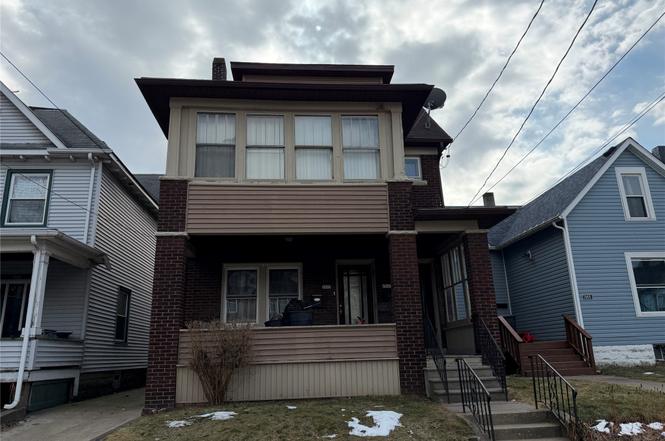 1047 W 7th St