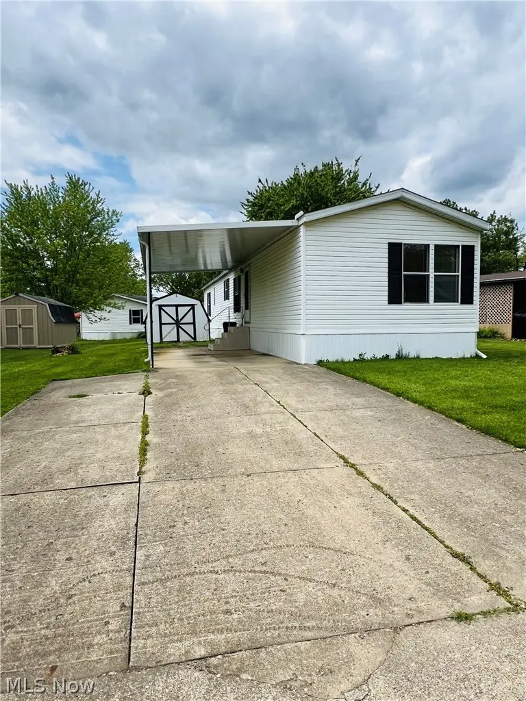 28 Thomas Blvd NW