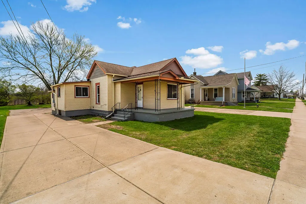 1504 W Main St