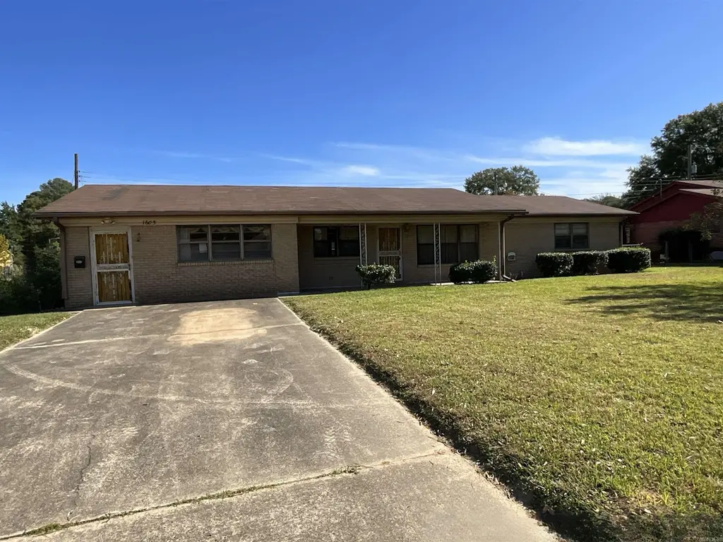 1605 S Robison