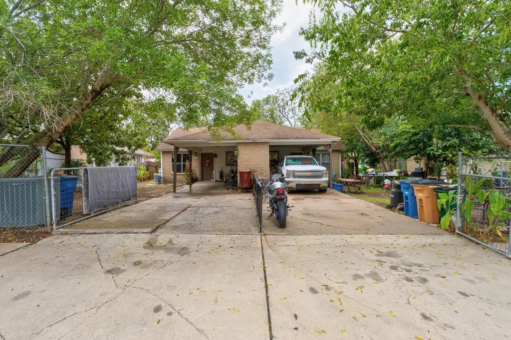 8203 Colony Loop Dr