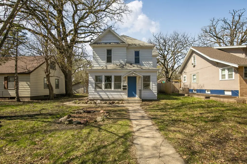 215 3rd Ave NE