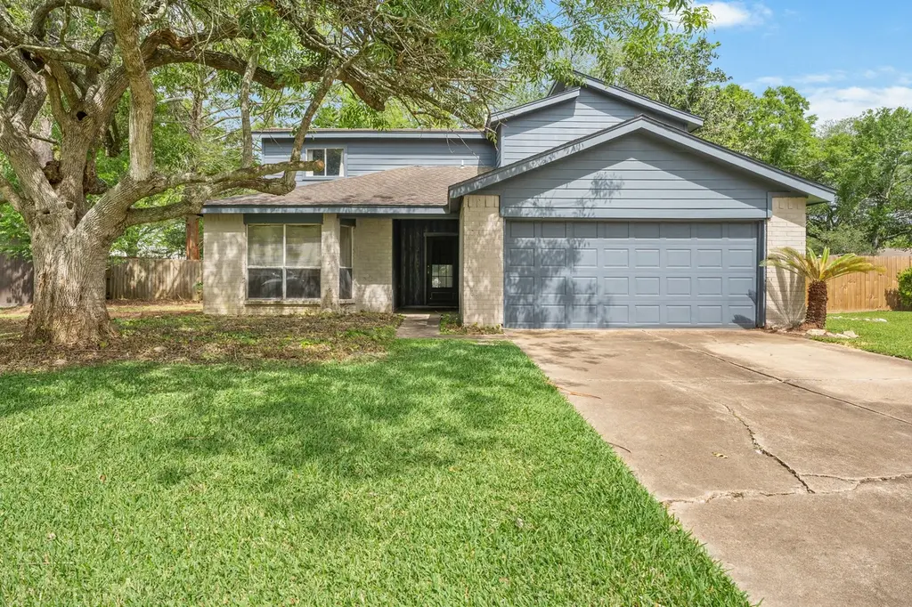 902 Essex Dr