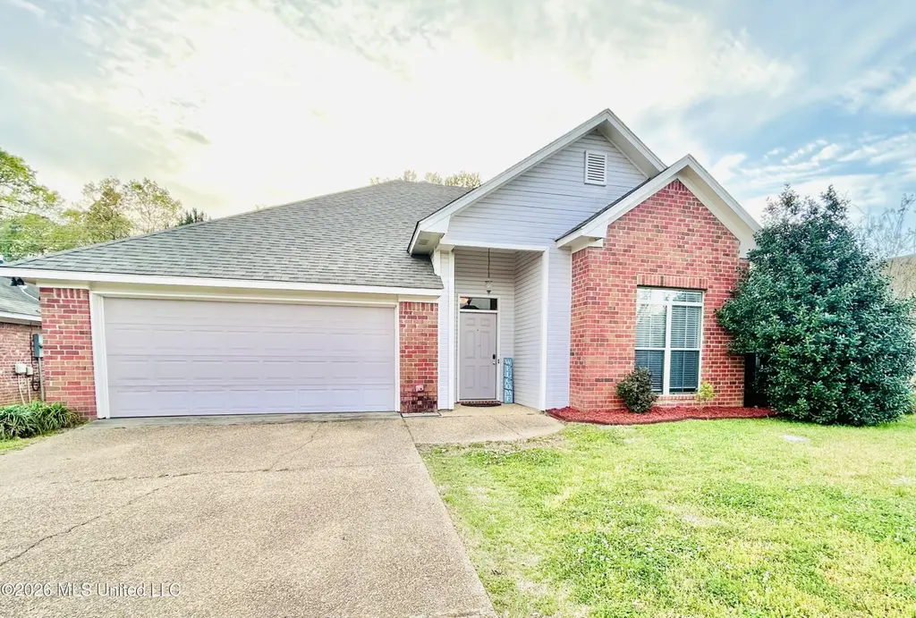 912 Clubhouse Dr