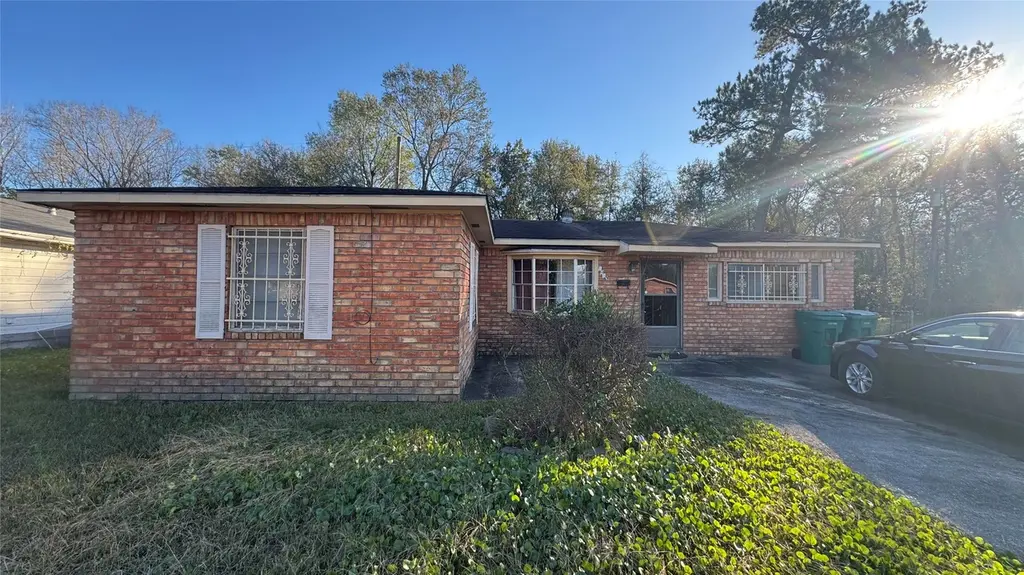 1913 Lincoln Dr
