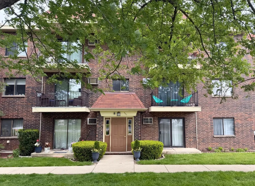 942 N Rohlwing Rd Unit GF