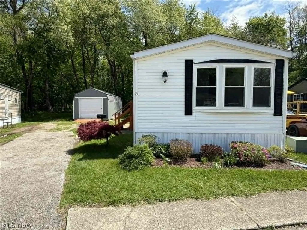 8 Hawaiian Dr
