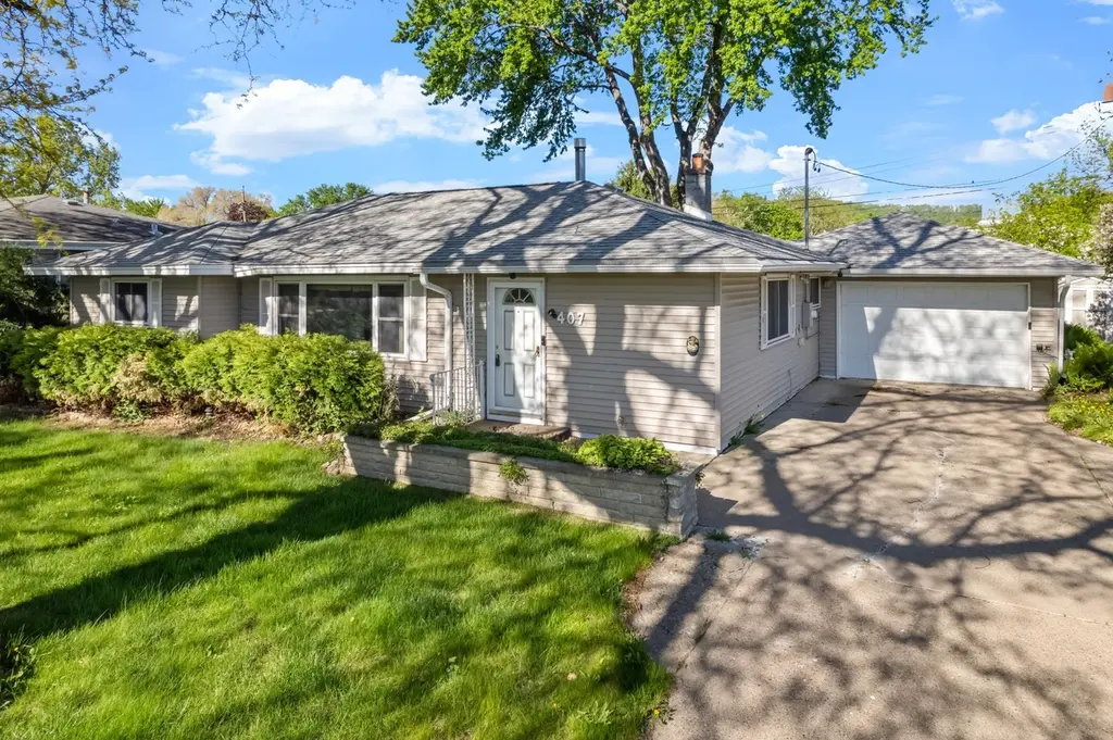 407 Hiawatha Blvd