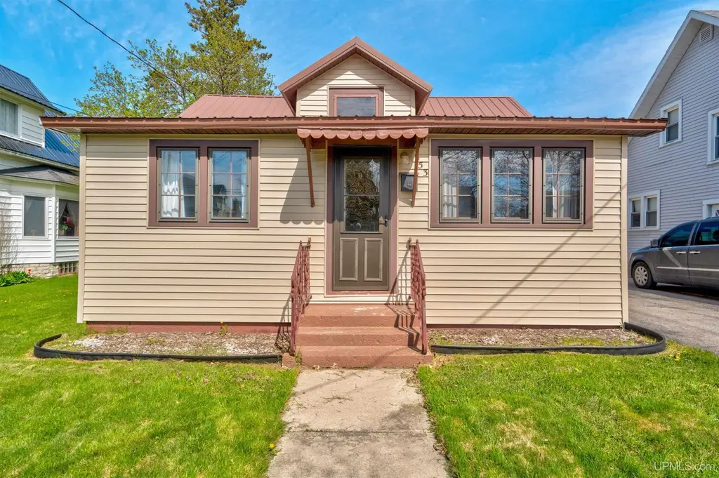 353 Lake St