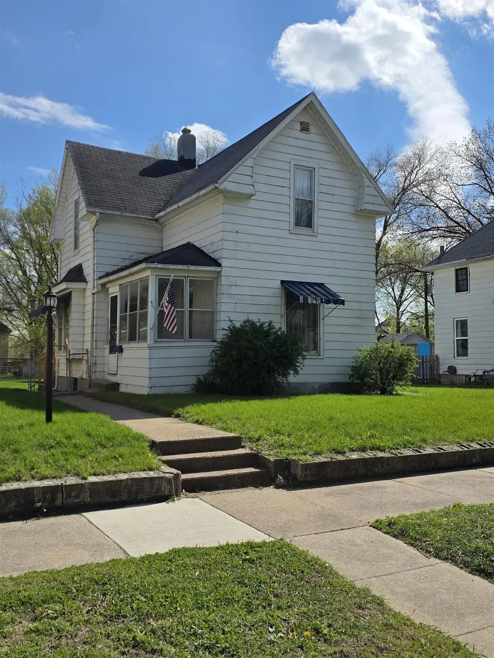 411 Edwards St