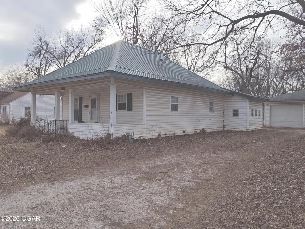 1303 Poplar St