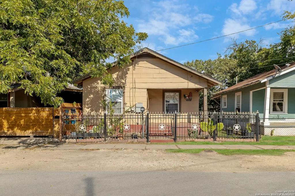 806 N Brazos St