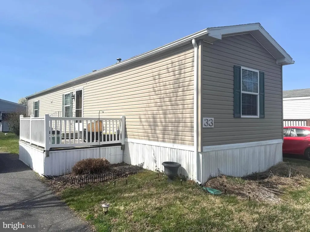 33 Lantern Ln
