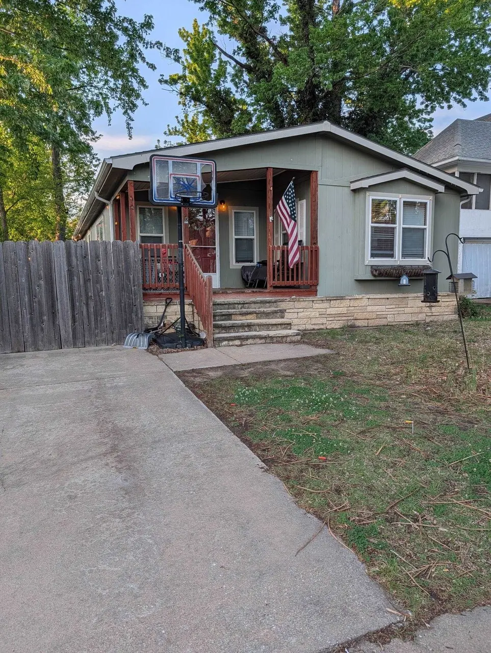 916 E 8th
