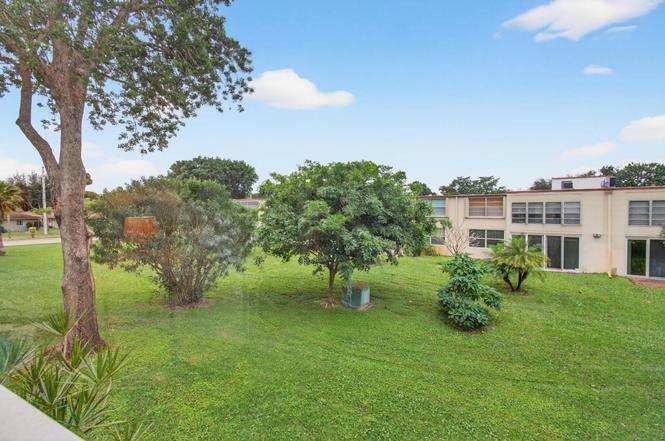 10 Willowbrook #205