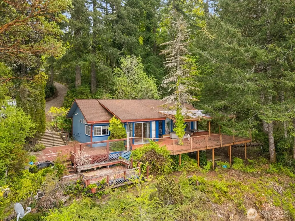 6105 Elizan Dr NW