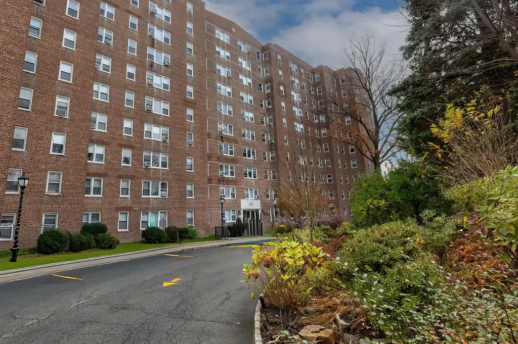 60 Knolls Cres Unit 4H