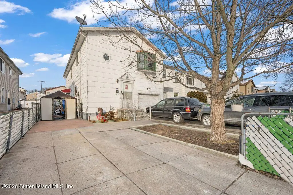 209 Regis Dr