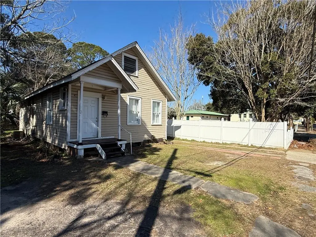 125 Garnett Ave
