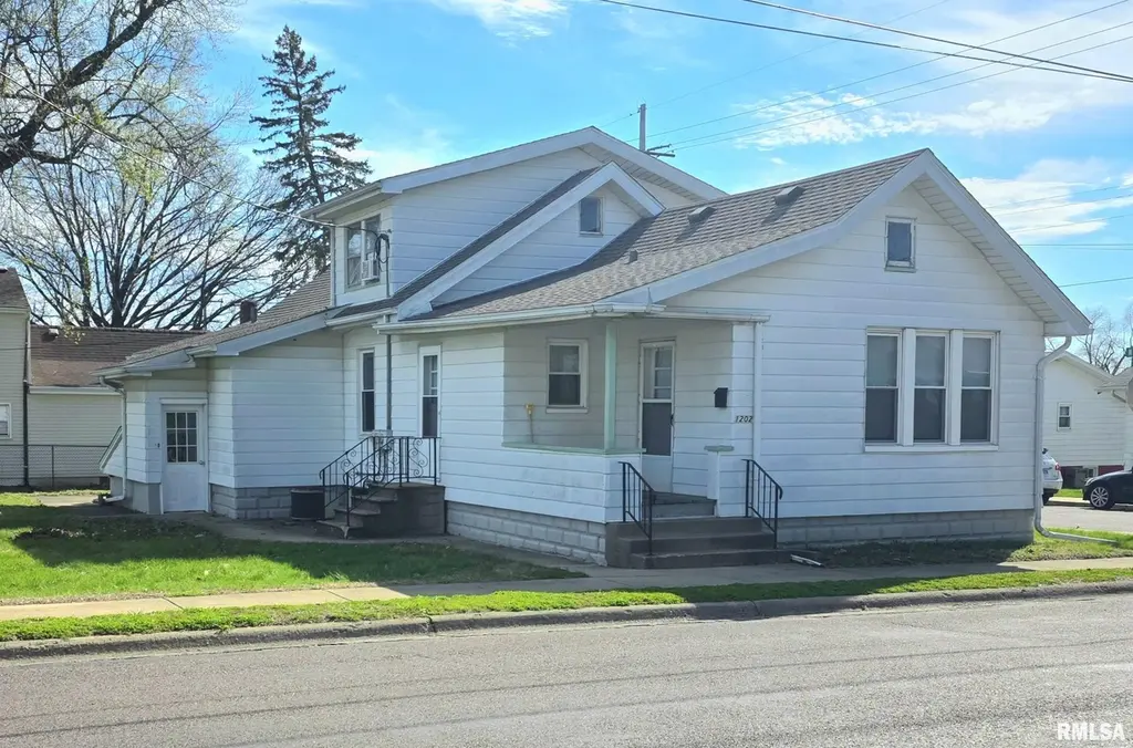 1208 E Division Ave