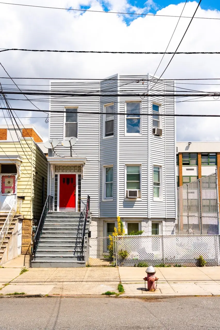 114 GRAHAM St