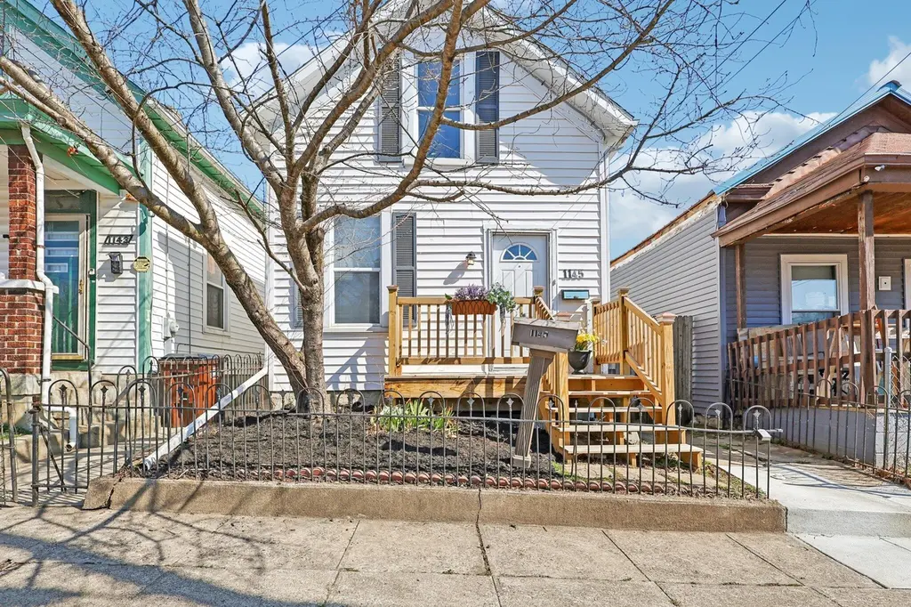 1145 Isabella St