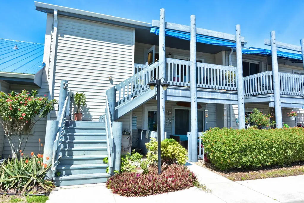 1555 NE Beacon Dr Apt 1006
