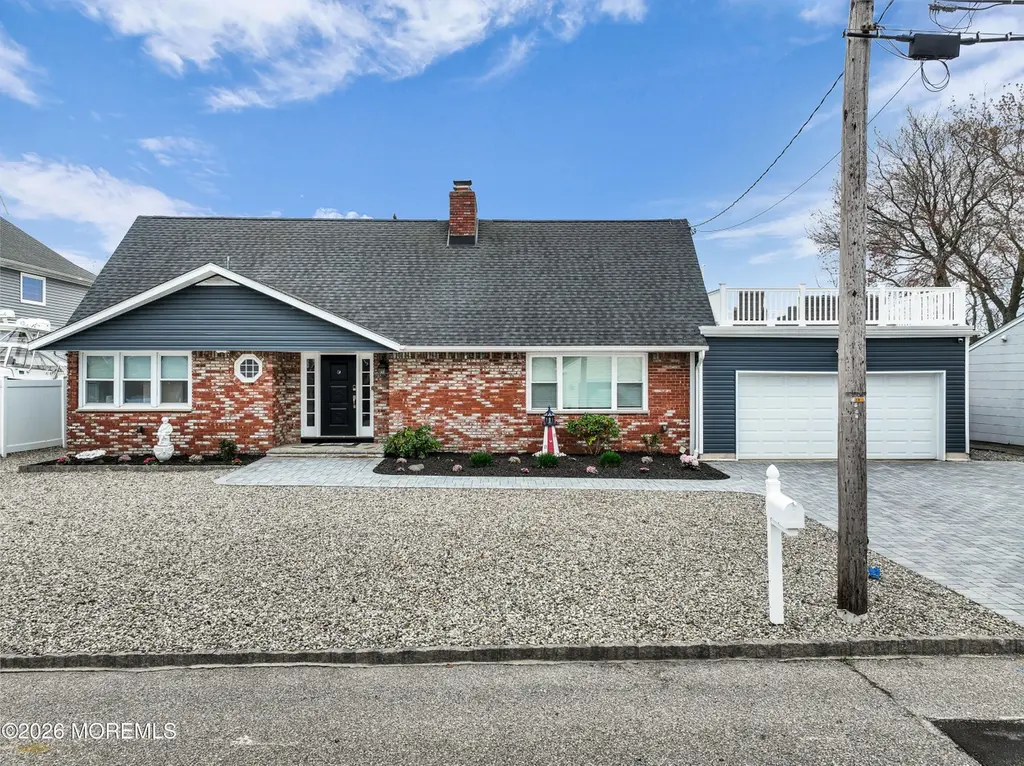 933 Montauk Dr