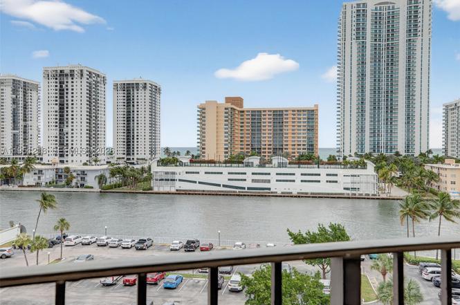 1000 Parkview Dr #806