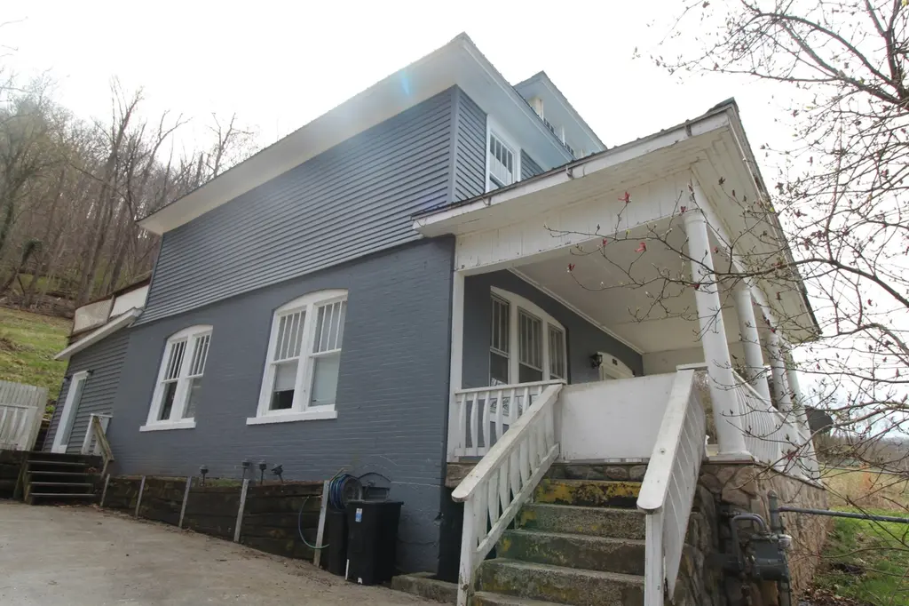 98 Herman St