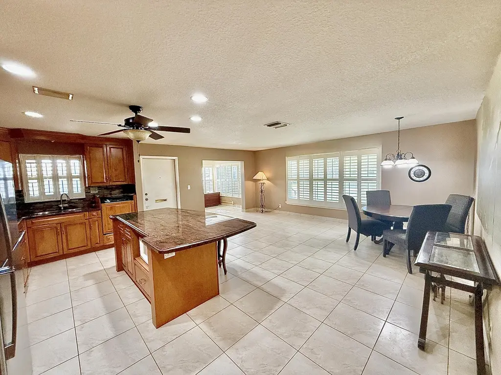 220 Country Ln Unit A