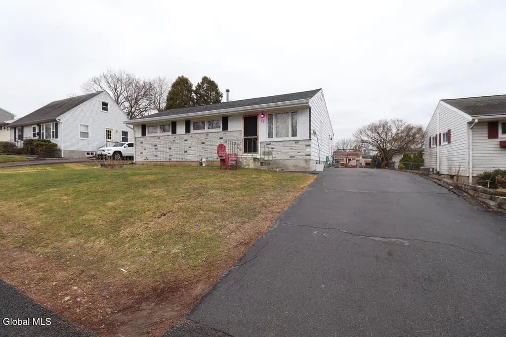 12 Nelson Ave