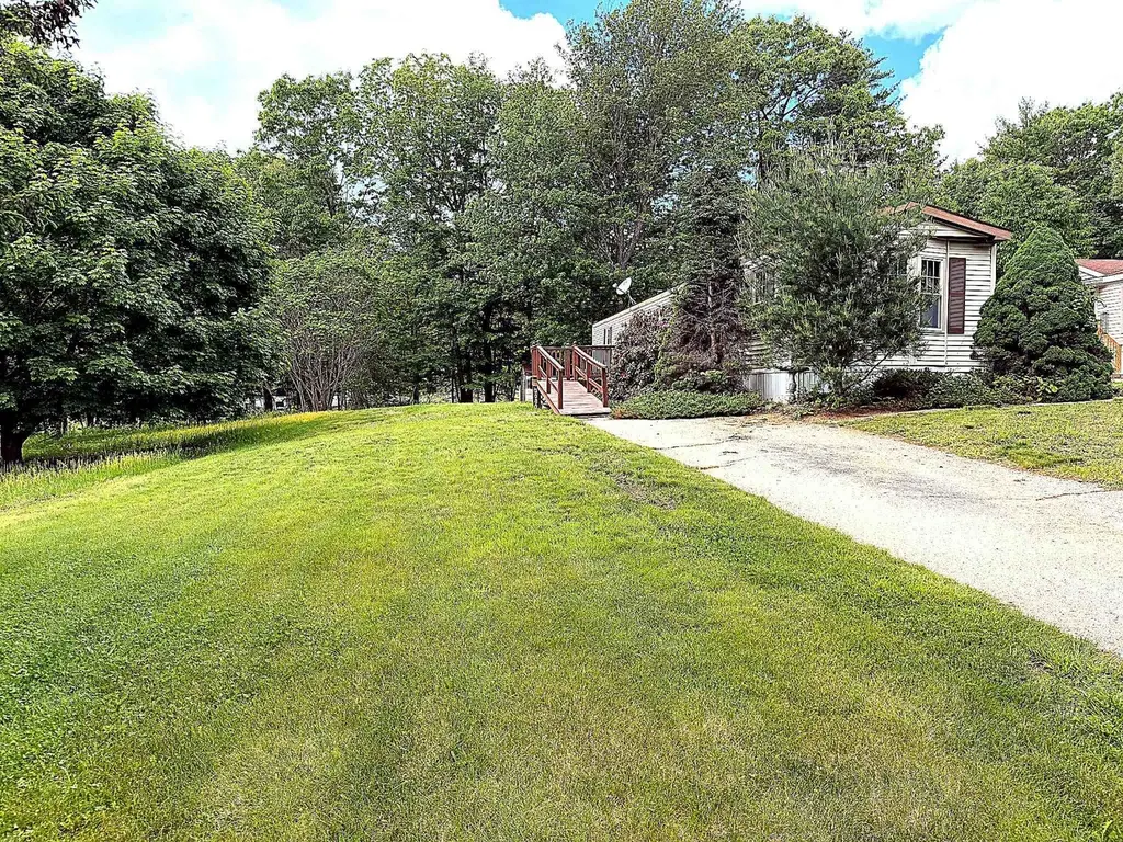 24 Christopher Ln