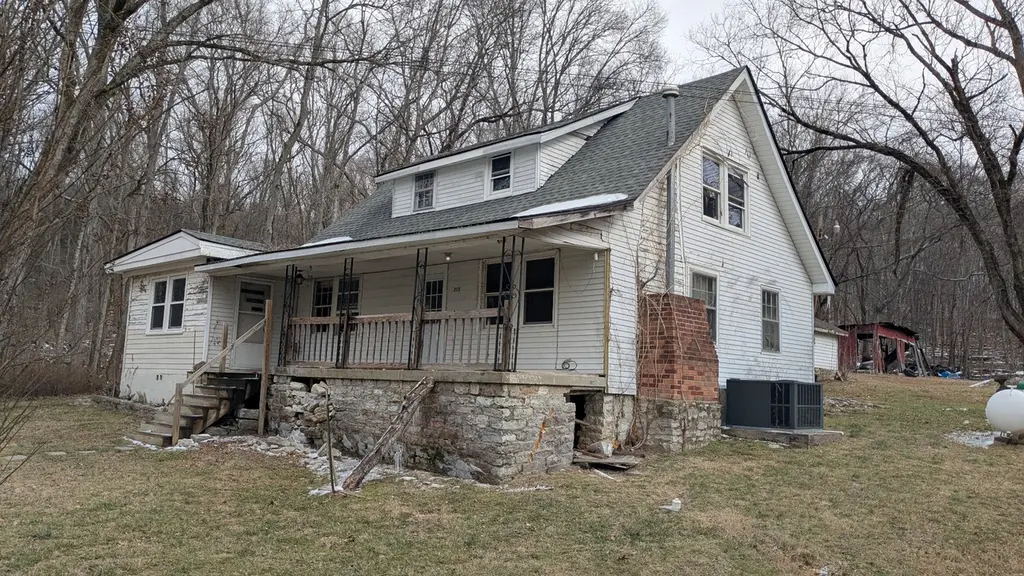 215 Robertson Ln