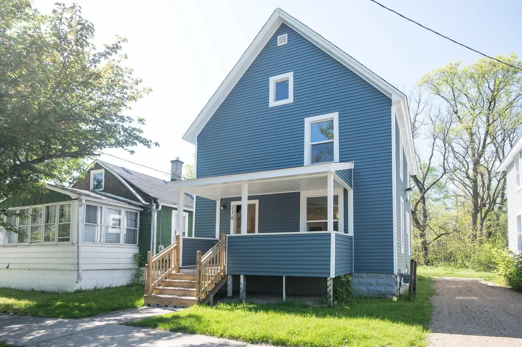 116 E Clay St