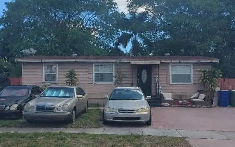 610 SW 50th Ter