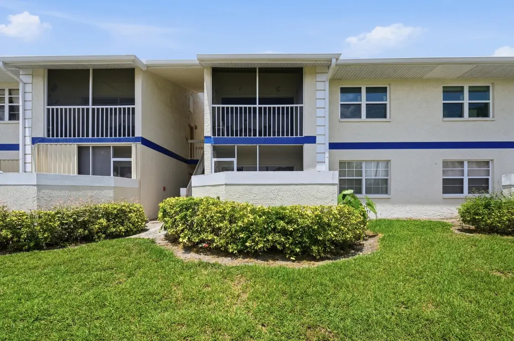 1530 SE Royal Green Cir #204