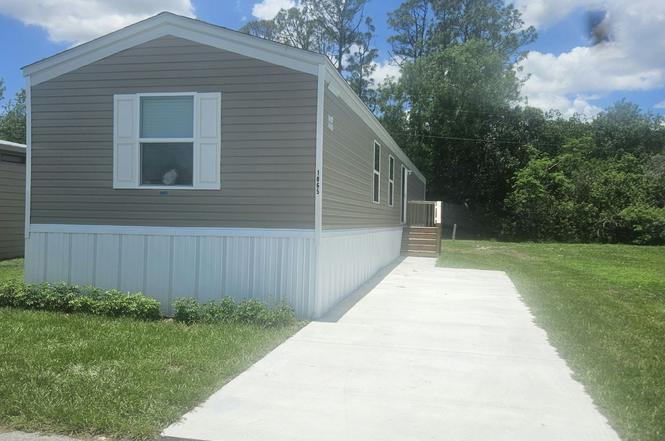 1065 Myakka Dr